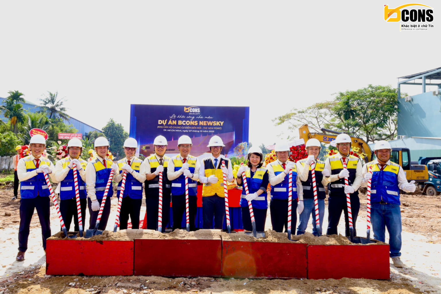 Dai dien Ban Lanh dao Bcons cac doi tac don vi thi cong cung dong dao khach moi cung nhau thuc hien nghi thuc khoi cong